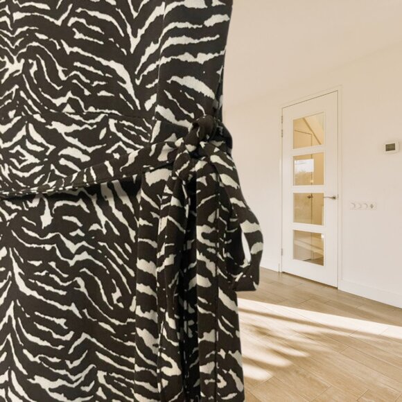 Josephine Studio Tiger Print Faux Wrap Dress – PL, Lightweight & Stretchy - Picture 4 of 12